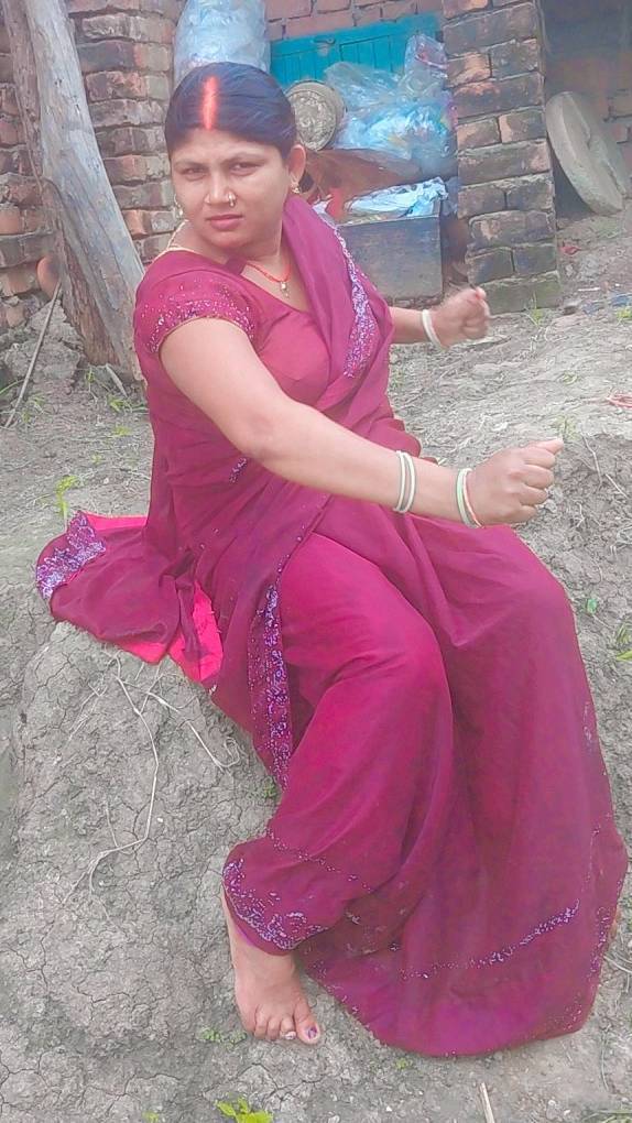 बंदर ने केला लेकर भाग गया |