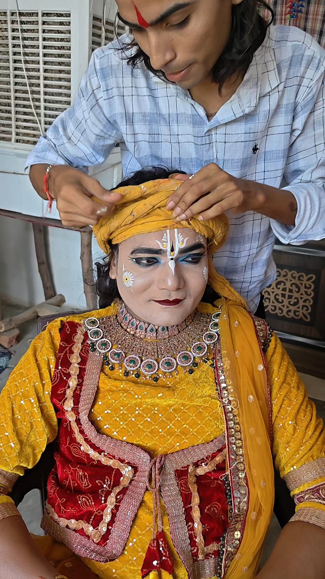 May aaj kahna ka kir dar me aa rha hu aap log bataiye ki may keeisa lag rha hun