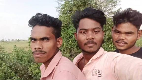 Ham tino dost zaarhe hai ghumne ke liya