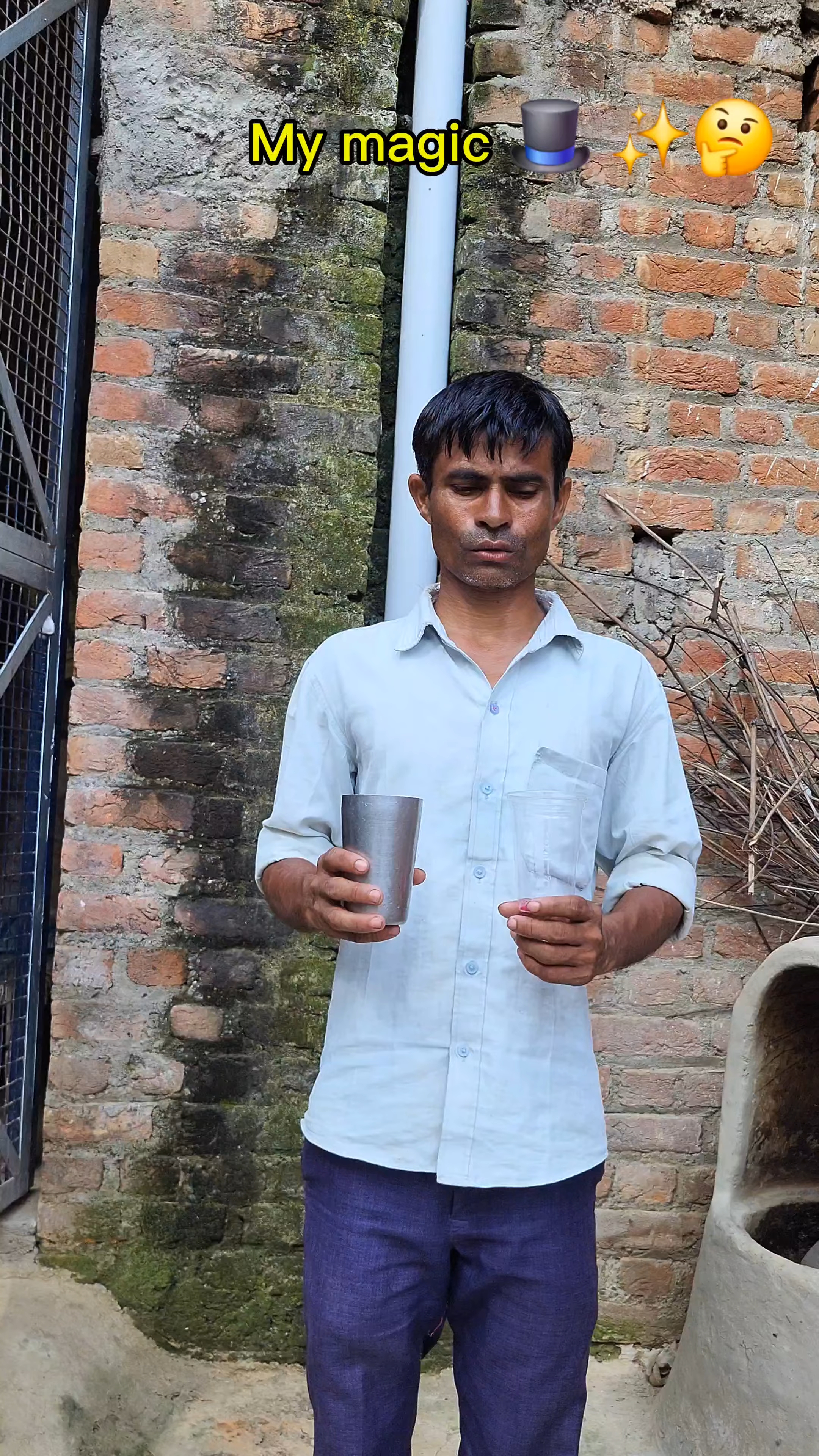 गिलास का पानी दूसरे क्लास में गिरते ही कैसे रंगीन हो जाता है#viral #magic #shorts 😄