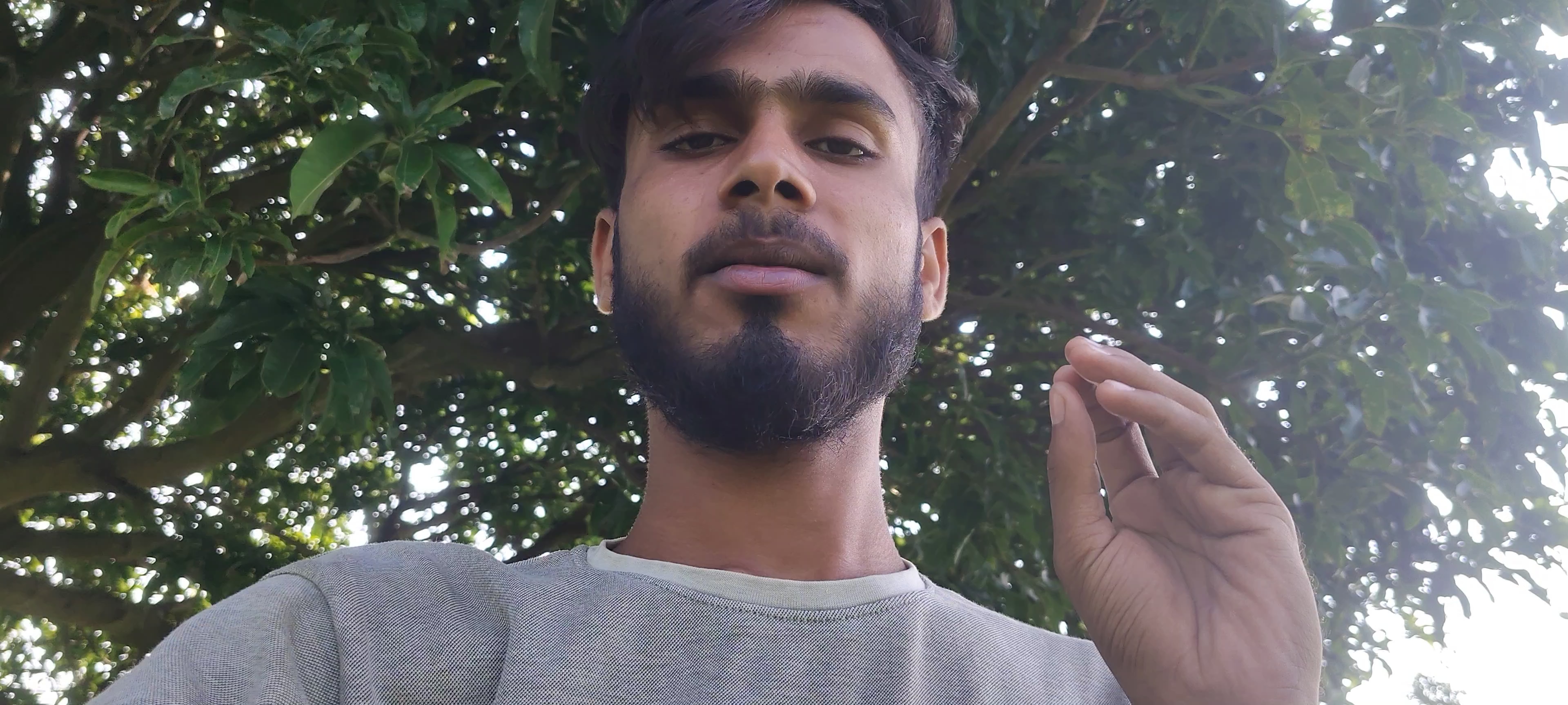 Bhai ke sath Pani chala rahe hain