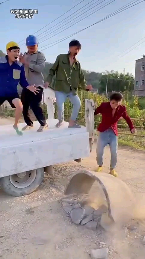 भाई ने ऐसा स्टंट किया कि देखने वालों की सांसें रुक गईं 😂😱 | Funny Viral Video #shorts