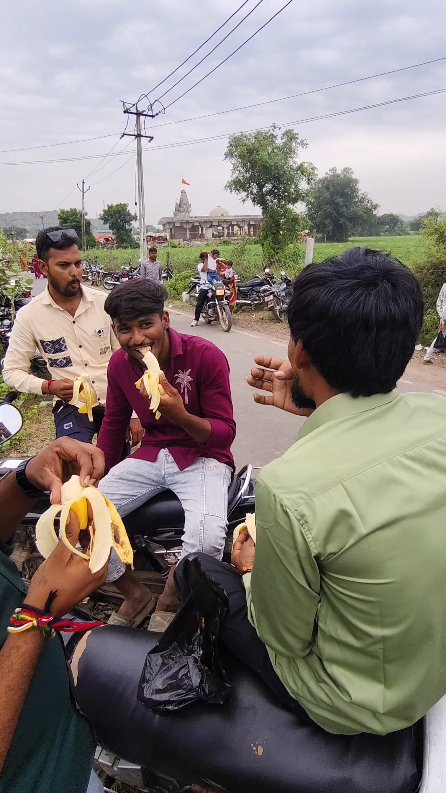 મેળા માં ગ્યા ને 4 કિલો કેળા ખાઈ ગ્યા 😀