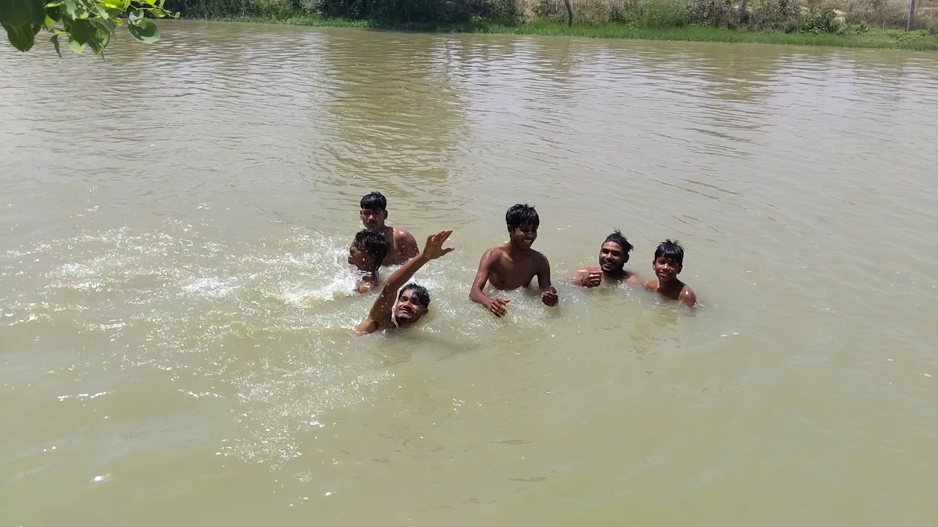 यह क्या हुआ दोस्तों के बीच