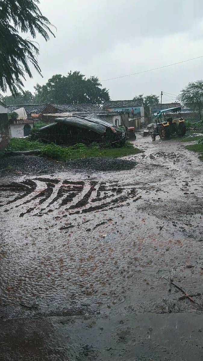 बारिश की बूंदें, मिट्टी की खुशबू और गाँव का सुकून… 🌿🌧️
#VillageLife #RainyDay #Monsoon #VillageVib