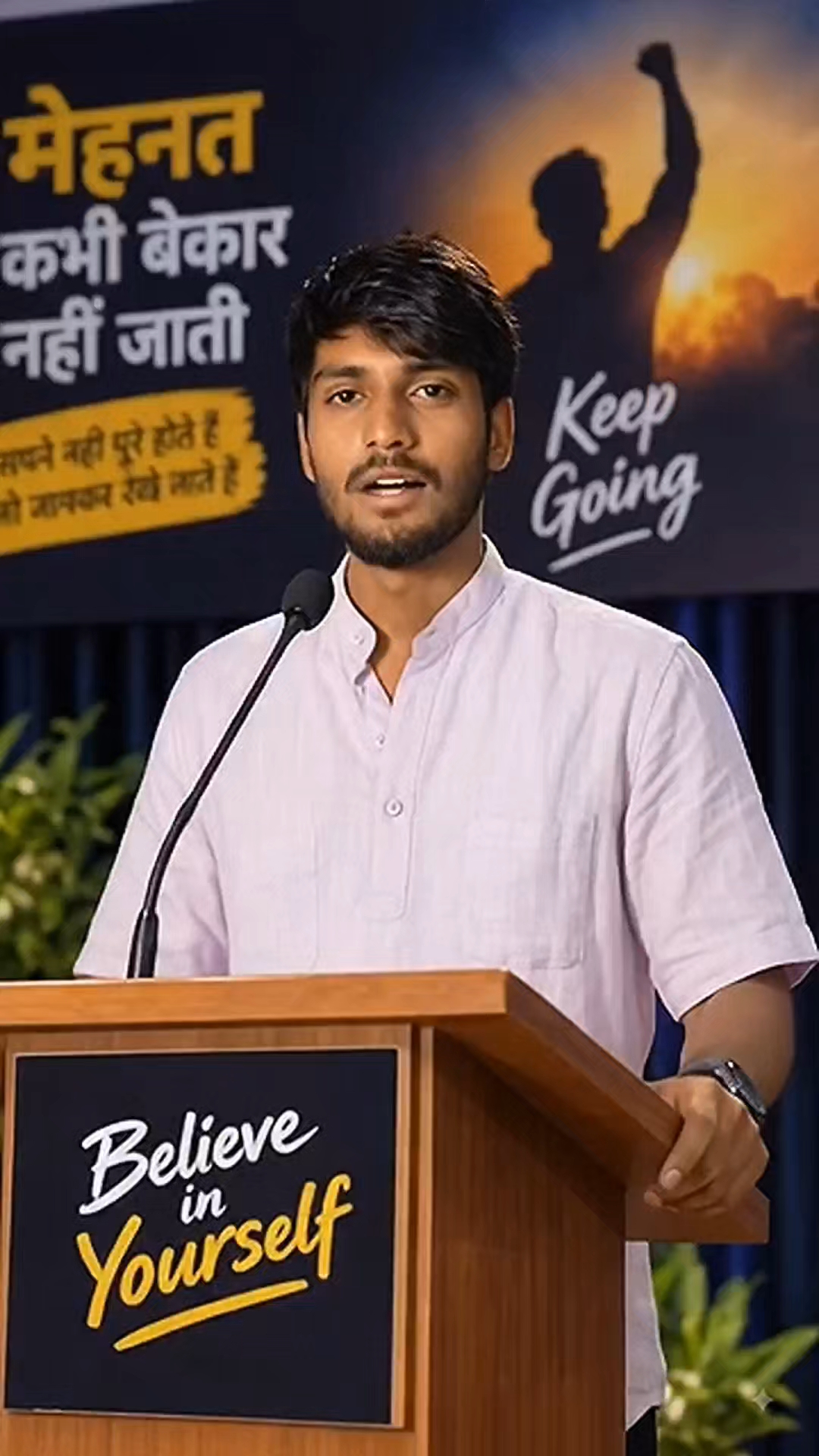 हर मुस्कुराता चेहरा खुश नहीं होता… कुछ दर्द छुपाकर भी सपनों के लिए चलते हैं 💔🔥