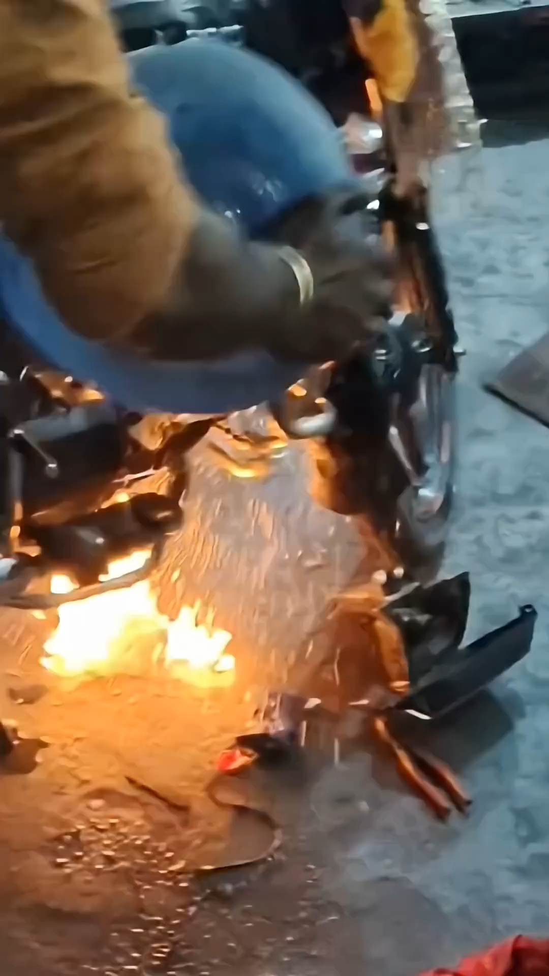 BS6 Splendor mein aag lag gayi! 😱 Mechanical galti ya kuch aur? #shorts #bikefire