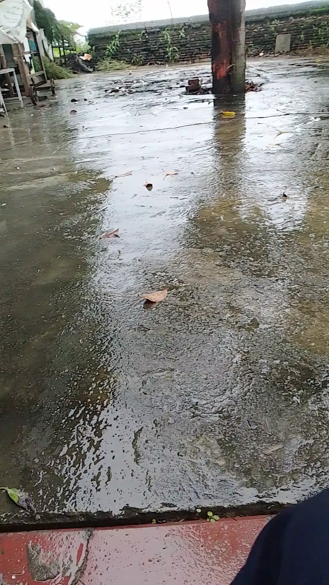 Barish ho rahi hai