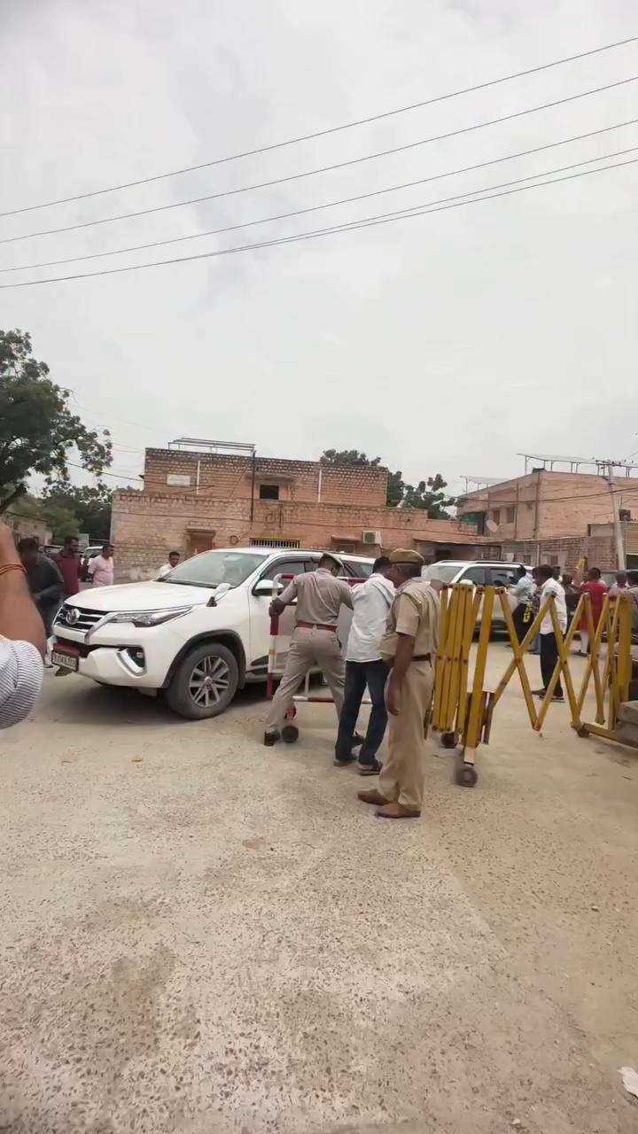 बाड़मेर नगर परिषद सभापति के लिए नामांकन भरने पहुंचे पार्षद,