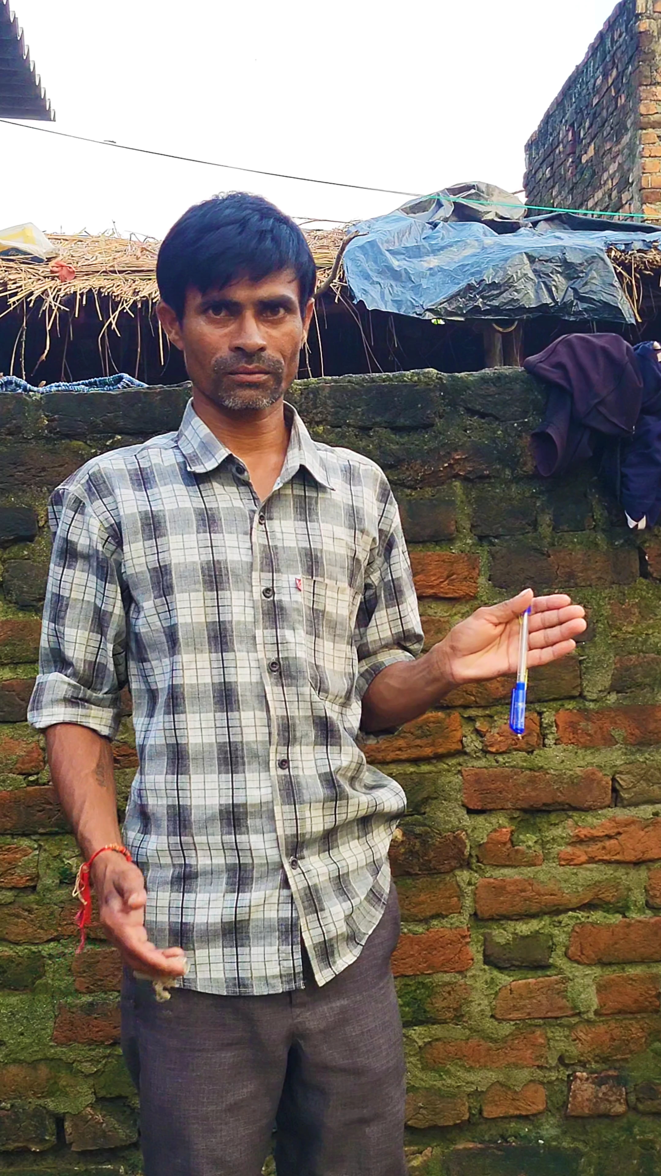 हाथ में पेंसिल ऑटोमेटिक चलने लगी 🪄🖊#viral #shorts #music #reels 🤔
