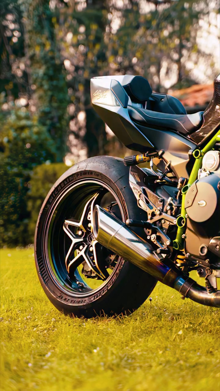 Quanto è muscolosa! . . . . #kawasaki #kawasakih2 #kawasakih2r #h2r #h2