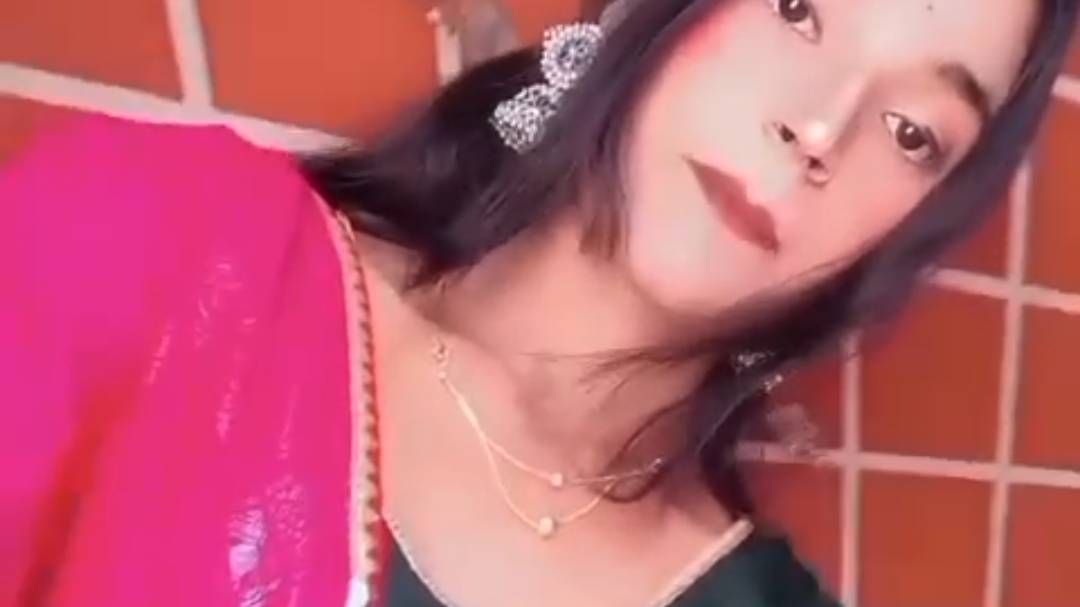 Beautiful traditional look ❤️
🌸 Simple • Elegant • Desi Vibes 🌸
Aapko ye look kaisa laga? 😊
❤️