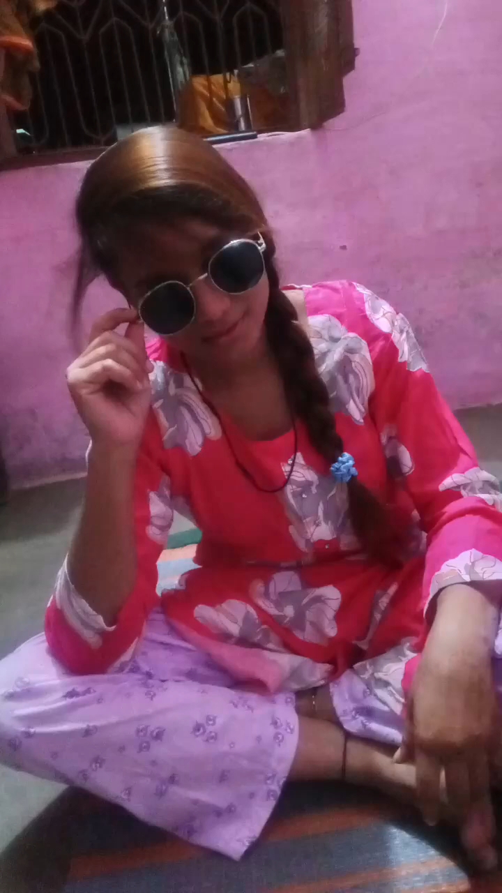 Kale kapdo ke soki khudvi savre se h