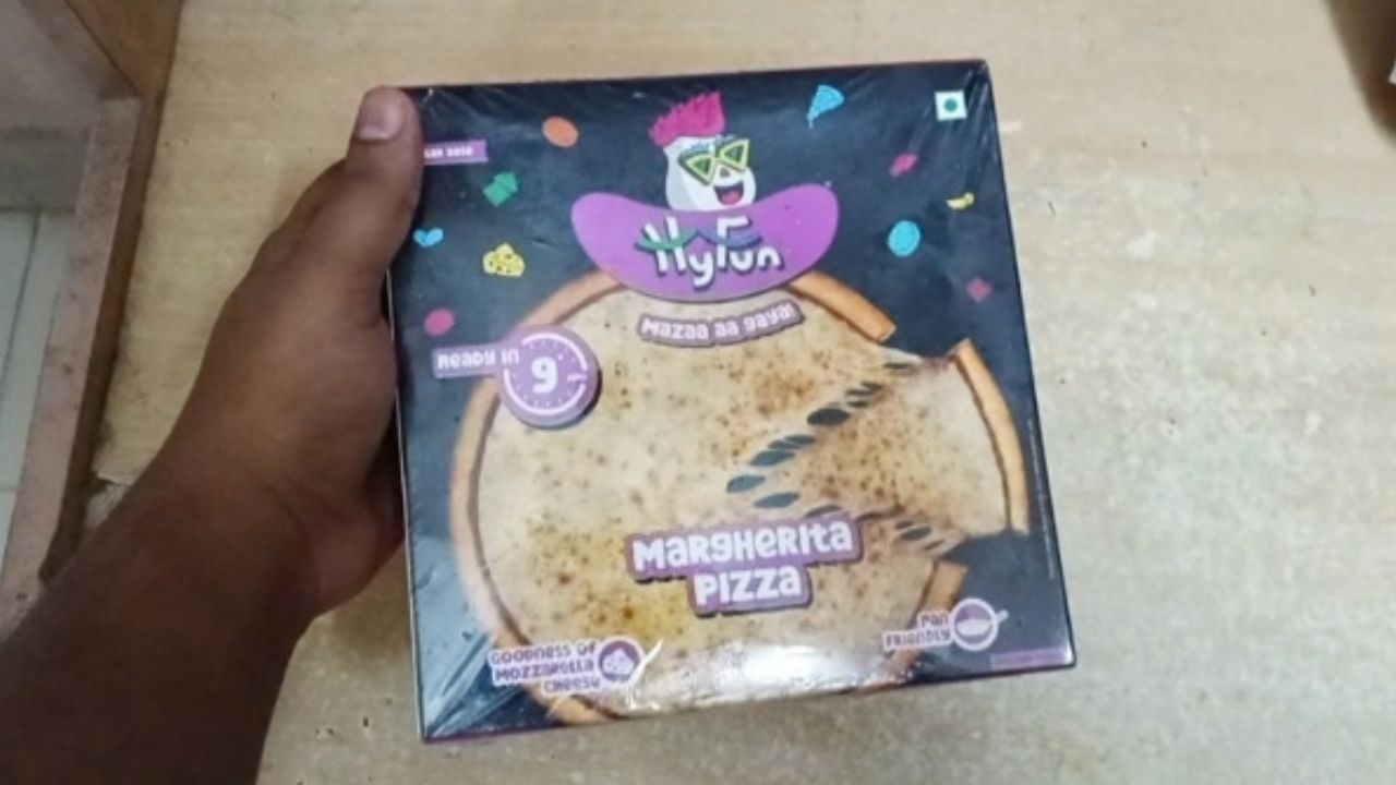 Aaj maine try kiya hyfun ka frozen Marghrita pizza🤔