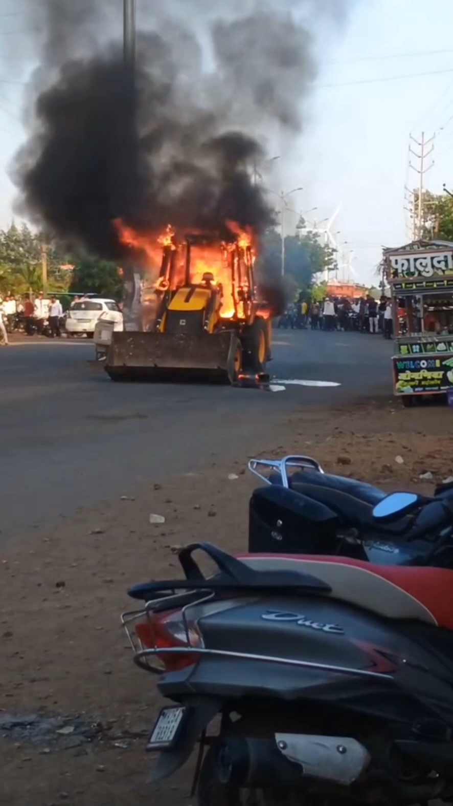 ​🚨 Ambedkar Chowk Pe JCB Me Lagi Achanak Aag!