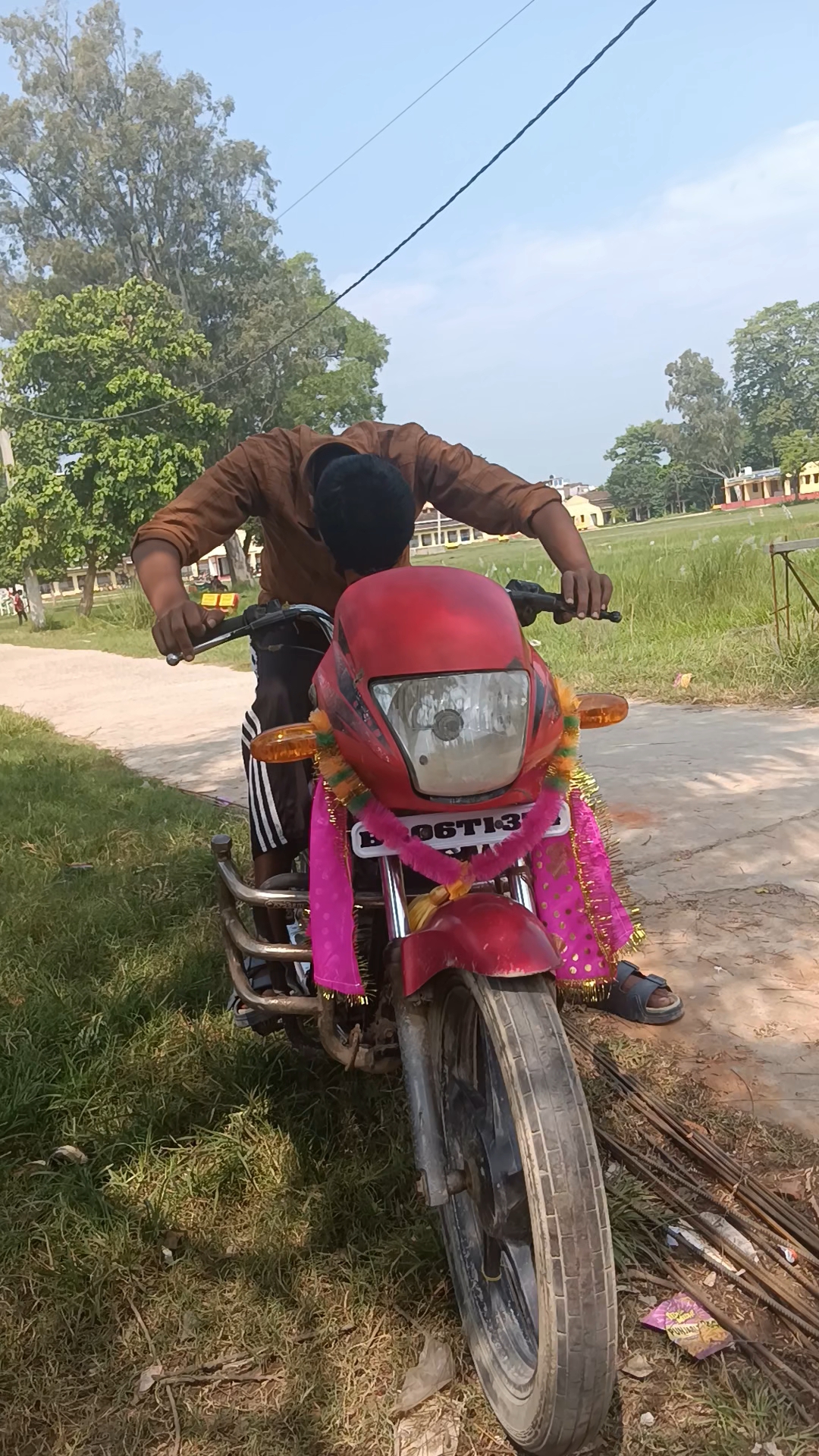 Dekhiae Mera dost bike se aaya hai school