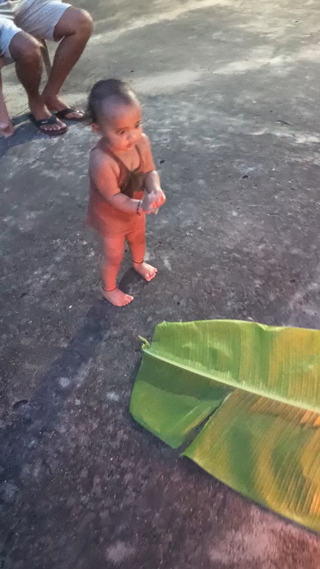 1year baby puja krta hua