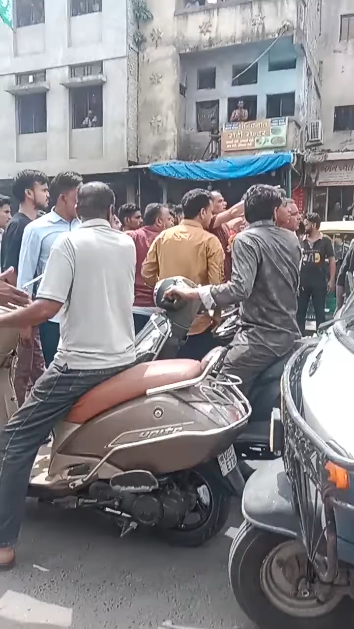 Road par achanak exident hene ke baad logo ki bhid