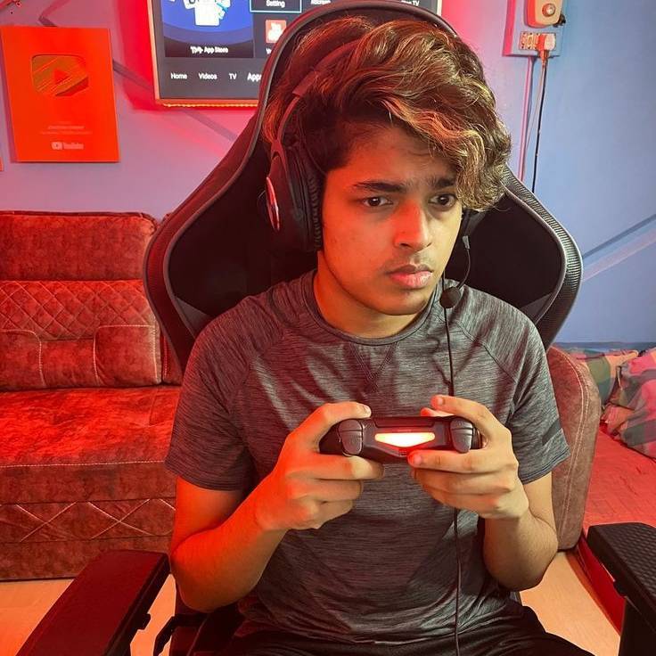 Jonathan gaming on Bideo