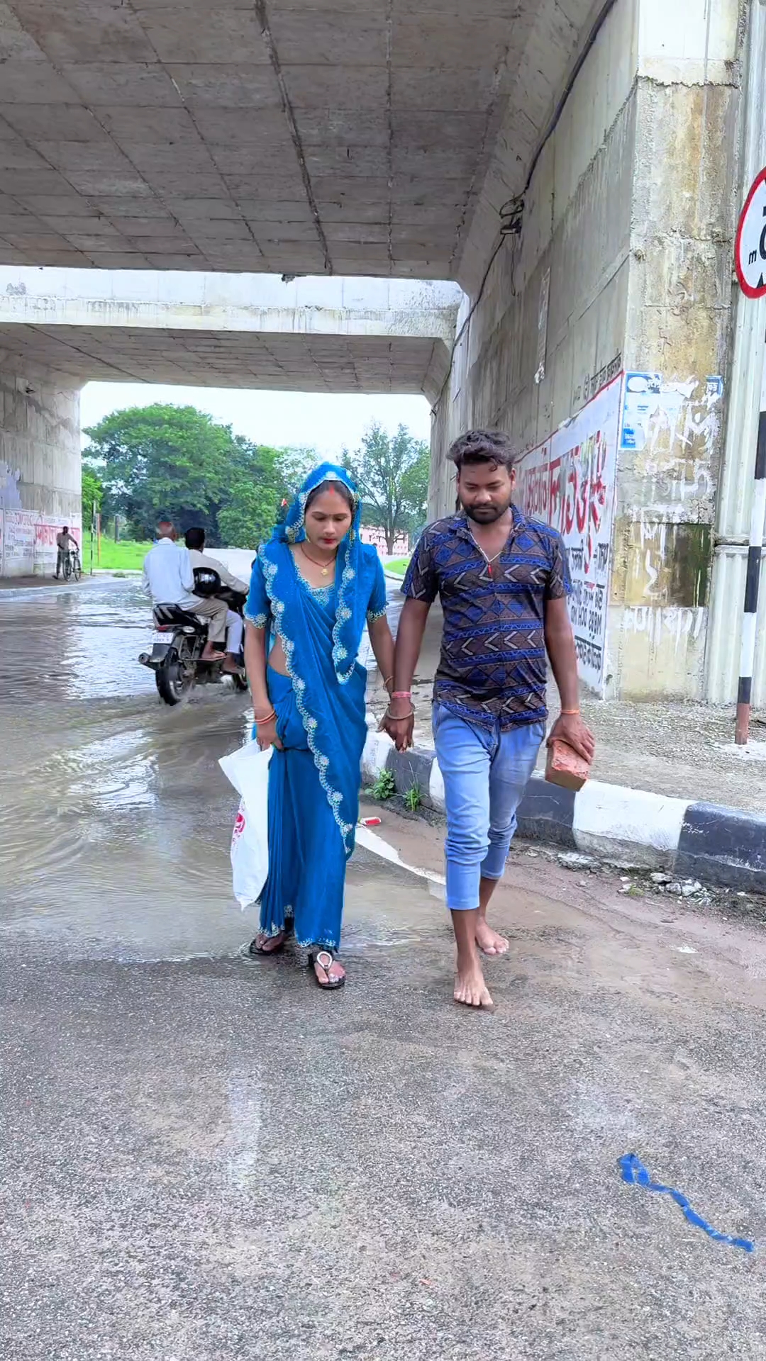 भाभी के साथ ये कैसा मजाक 😀 #viral