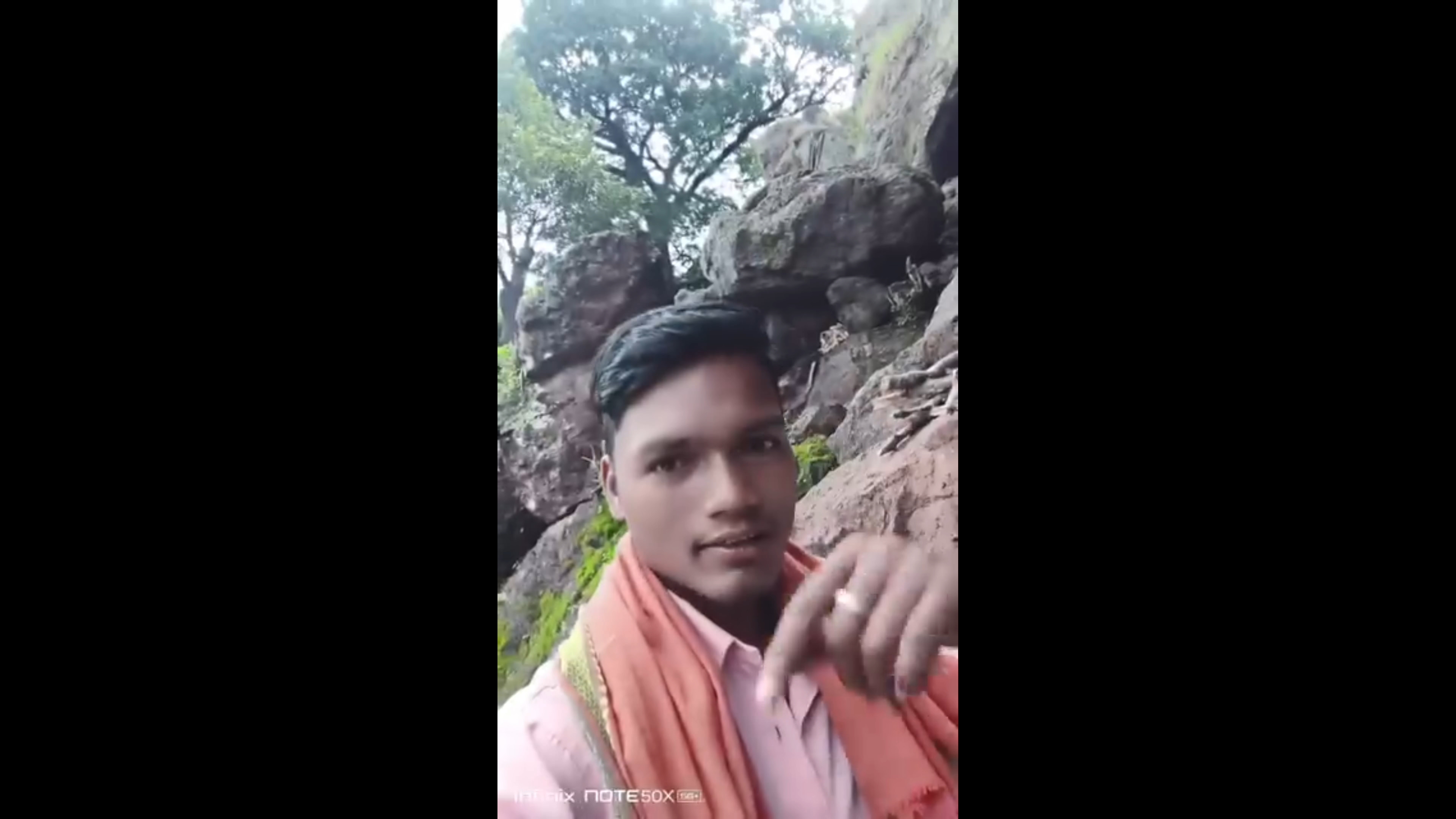एक जंगल में एक गुफा है उसमें इंसान रहता है