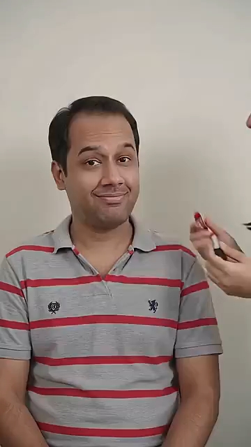 ravi prakash ke chehre per ladki lipstick laga rahi hai