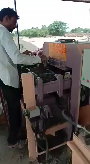 मसीन पर काम करते