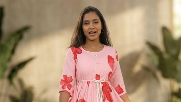 फूलों सी सादगी और गुलाबी सा अहसास। 🌸✨"
"सादगी जब लिबास बन जाए, तो खूबसूरती खुद ब खुद निखर उठत