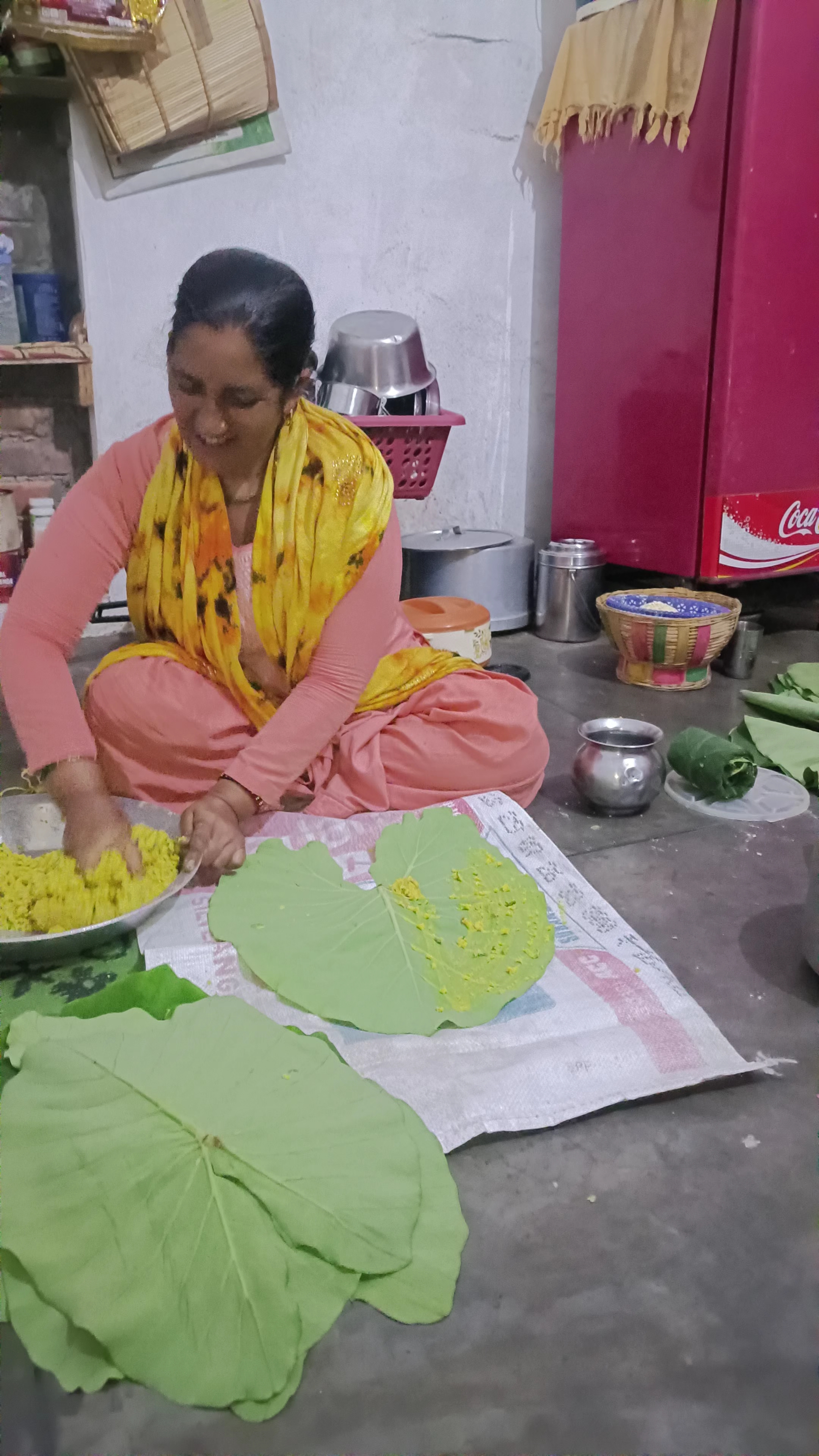 मम्मी और बड़ी मम्मी पतरौड़ू बनाते-बनाते करने लगीं मजाक 😂❤️
#Mummy #BadiMummy #Patrodu #FamilyV