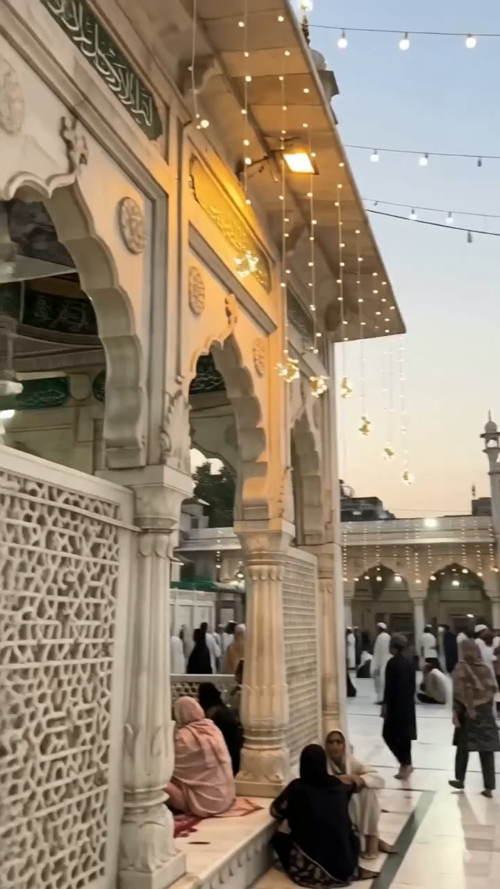 बिल्कुल, इसे YouTube के लिए ऐसे लिख सकते हो:

“Mohabbat Ho To Allah Se Ho 🤍
Mohabbat Ho To Namaz Se