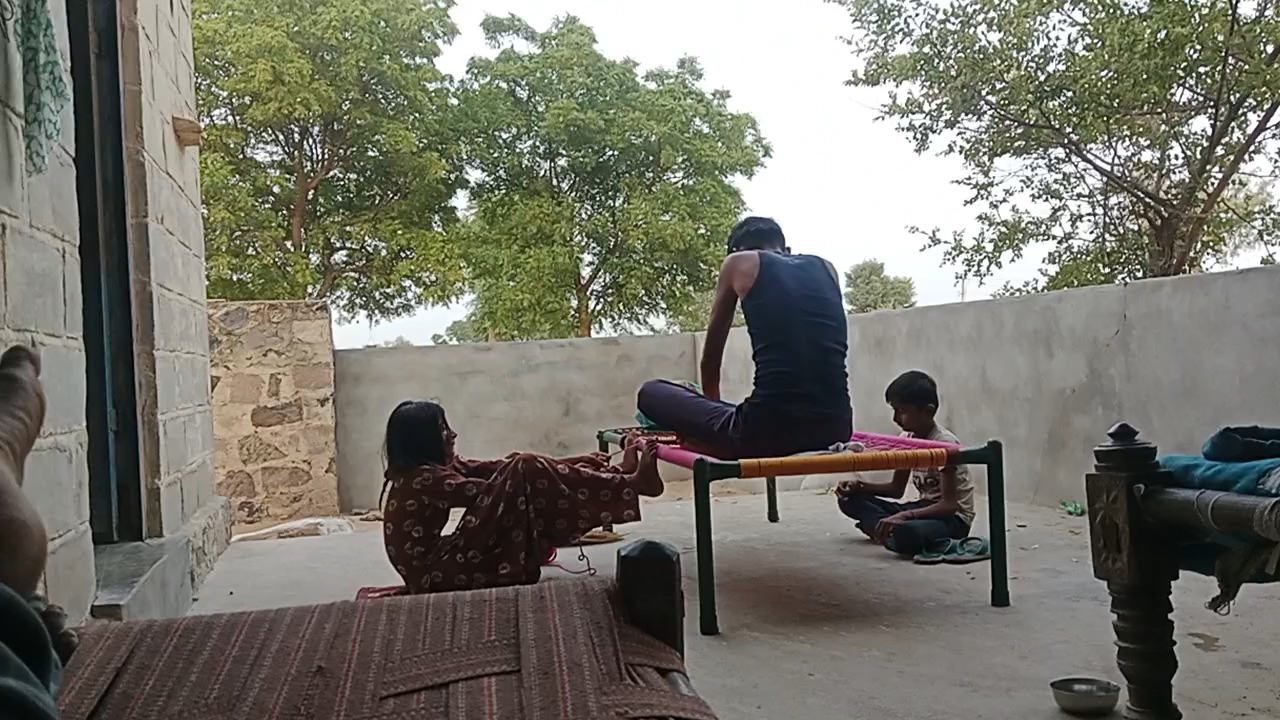 चार पाईं बनाते हुए गांव के लोग वीडियो बनाया