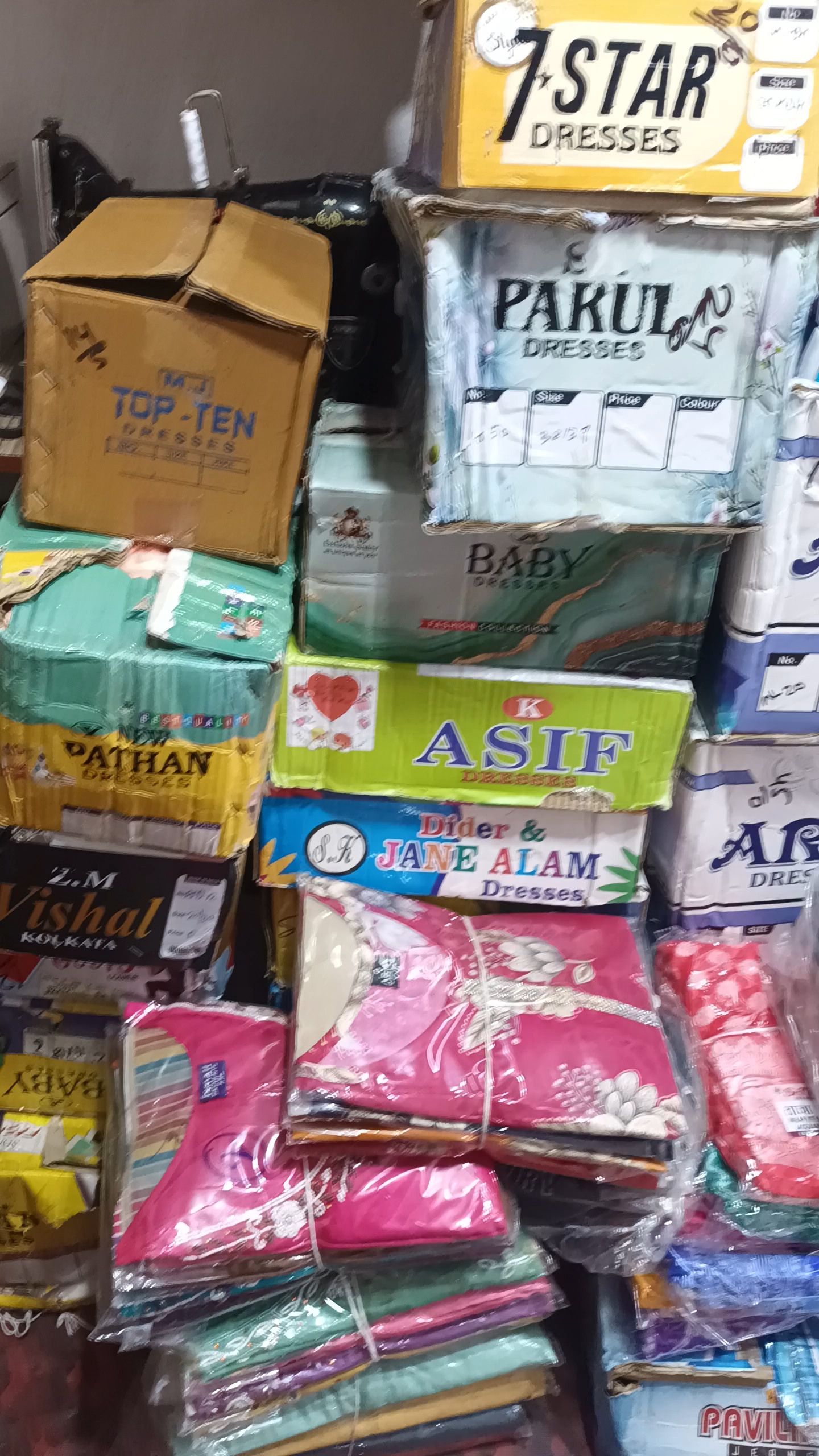 Pravesh shop Kisan chauk per Durga Puja ka sariya artical a chuka hai