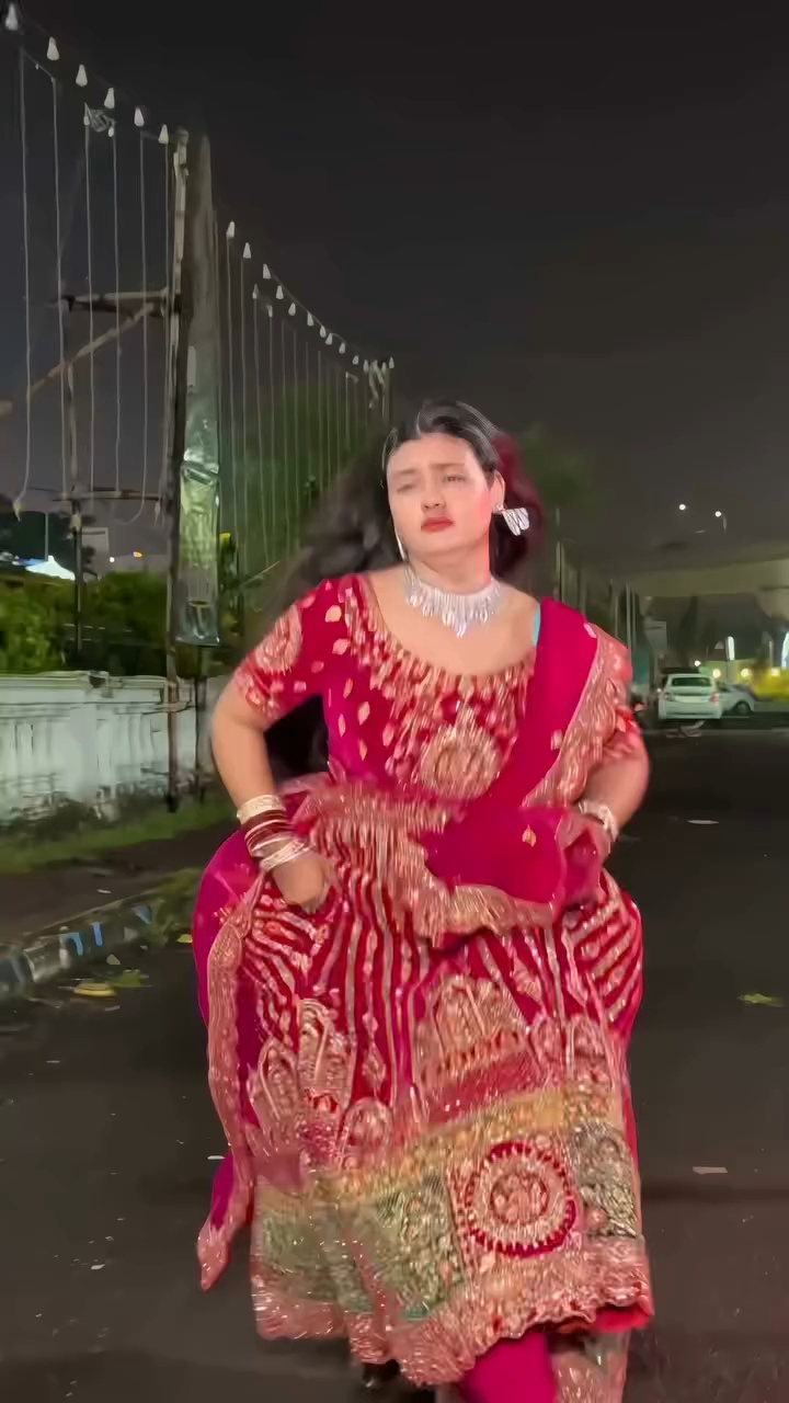 दुल्हन और चोर की ऑटो वाली राइड! 🛺✨ ​#RunawayBride
​#ComedySkit
​#TrendingVideo
​#DesiDrama
​#SmartP