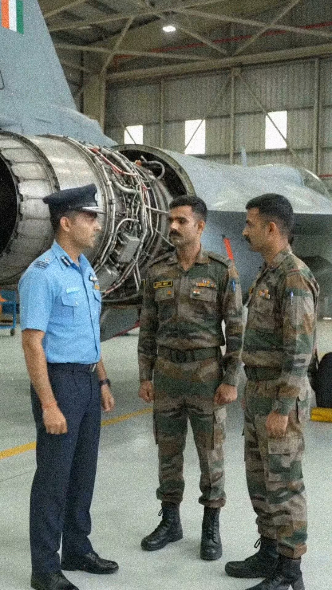 जब एयरफोर्स के जवान ने आर्मी जवानों को समझाया फाइटर जेट का इंजन! ✈️🔥 #shorts