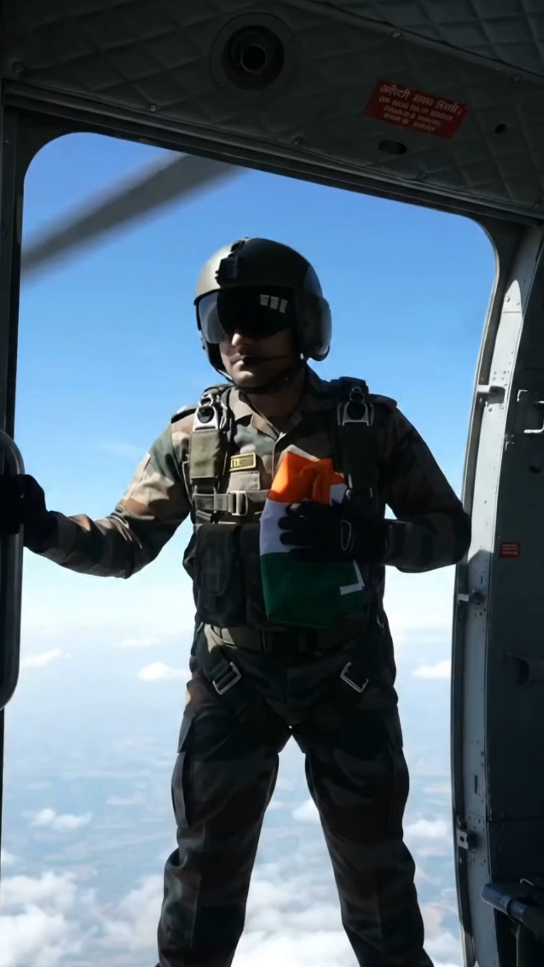 आसमान में लहराया तिरंगा आर्मी जबान #shorts #army