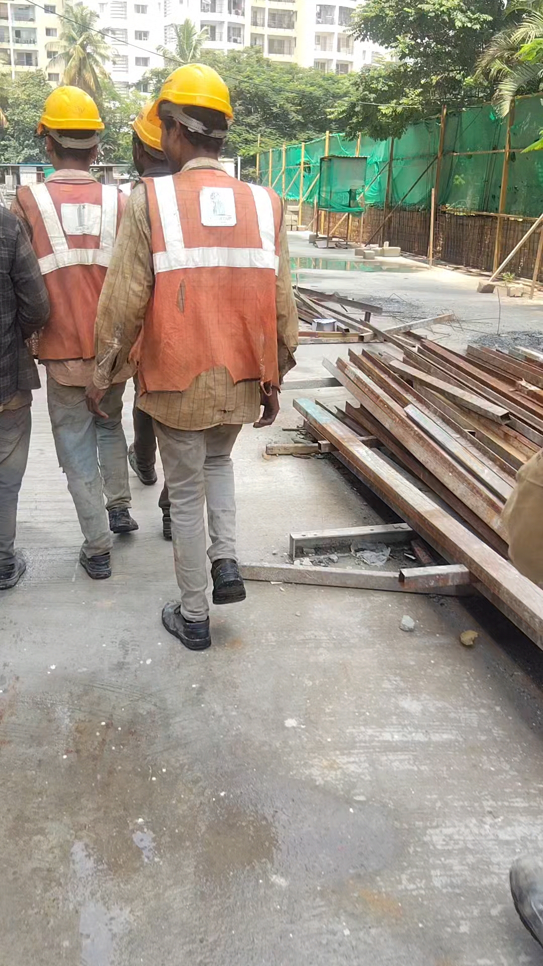 👷🔨💸🚩