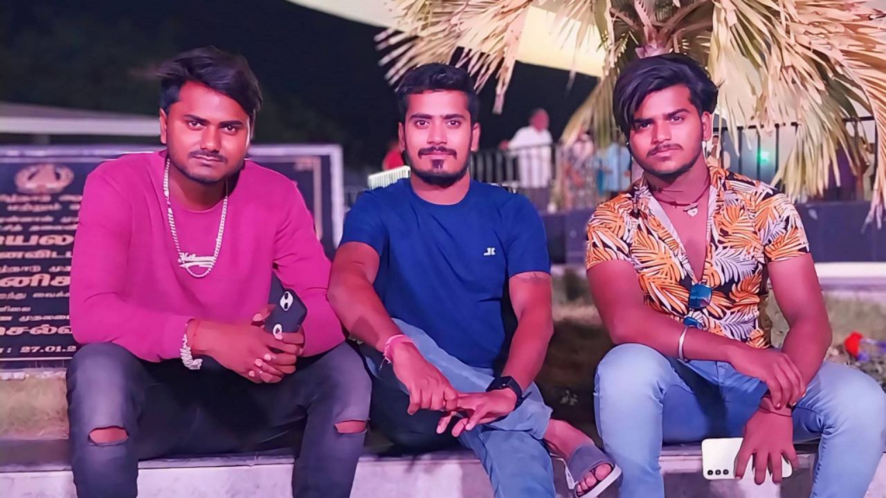 💪 मेहनत चुपचाप करो,
🔥 कामयाबी खुद शोर मचा देगी।
🚀 सपने बड़े हैं, इसलिए मेहनत भी बड़ी है।
— Vivek