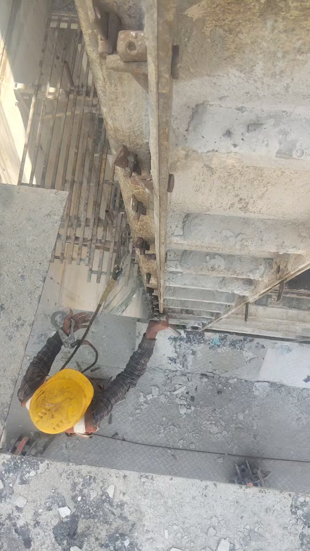 👷🔨💸
