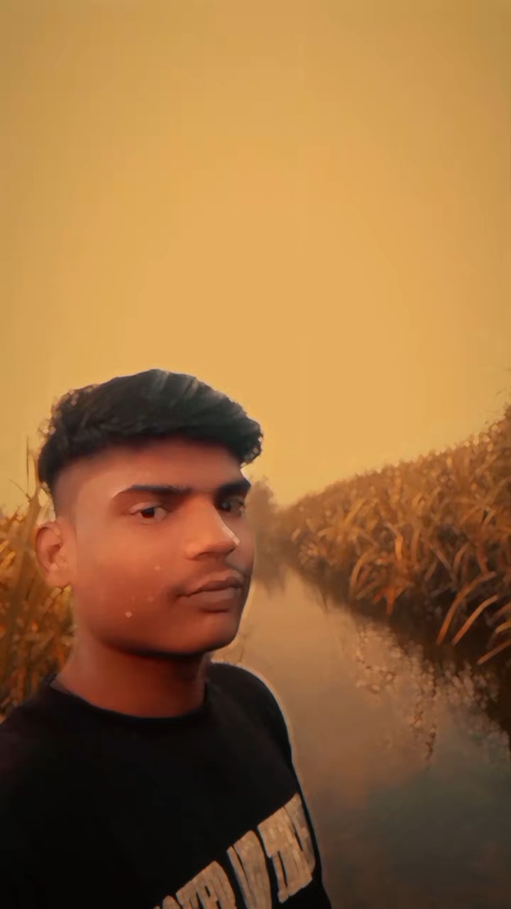 खेतों के बीच अपना देसी स्वैग 😎🌾
#DesiVibes #VillageLife #Reels #Viral #Trending po