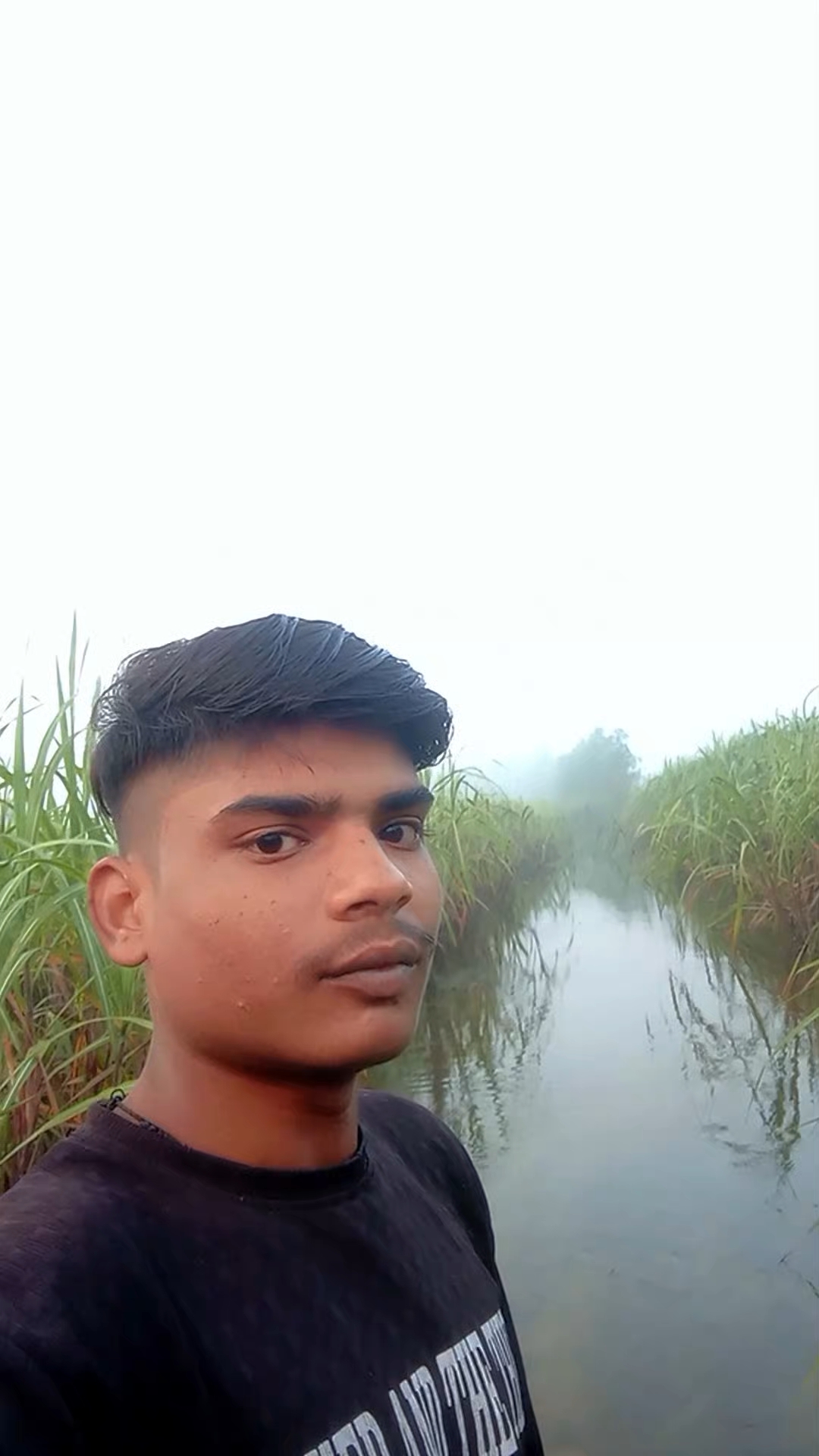 गाँव की इस जगह का नज़ारा देख दिल खुश हो गया 🌿😍”
Caption:
“शहर की भीड़ से दूर, प्रकृति के बीच