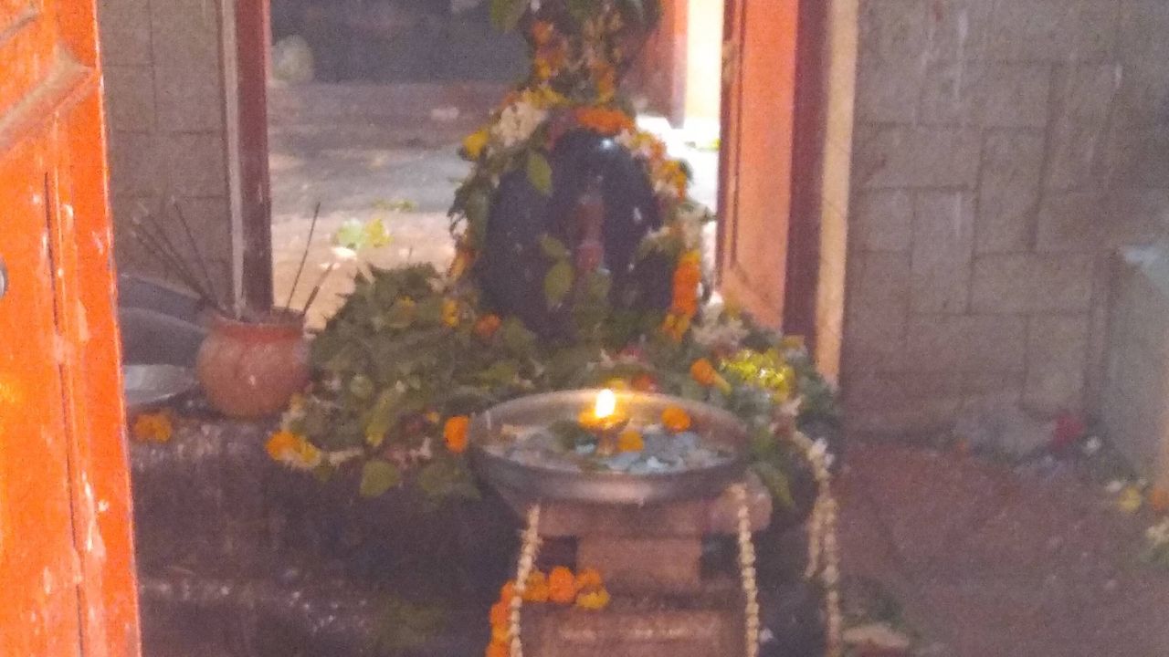 पवित्र मंदिर परिसर का सुंदर दृश्य और श्रद्धालुओं की भीड़  
धार्मिक स्थल की एक झलक: मंदिर और दर्शन के