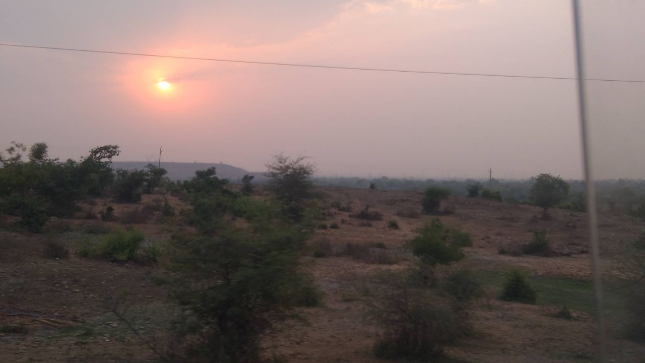 पहाड़ी रास्तों का सफर और खूबसूरत सूर्यास्त  
सड़क यात्रा: प्रकृति की गोद में एक हसीन शाम  
सुंदर पहा