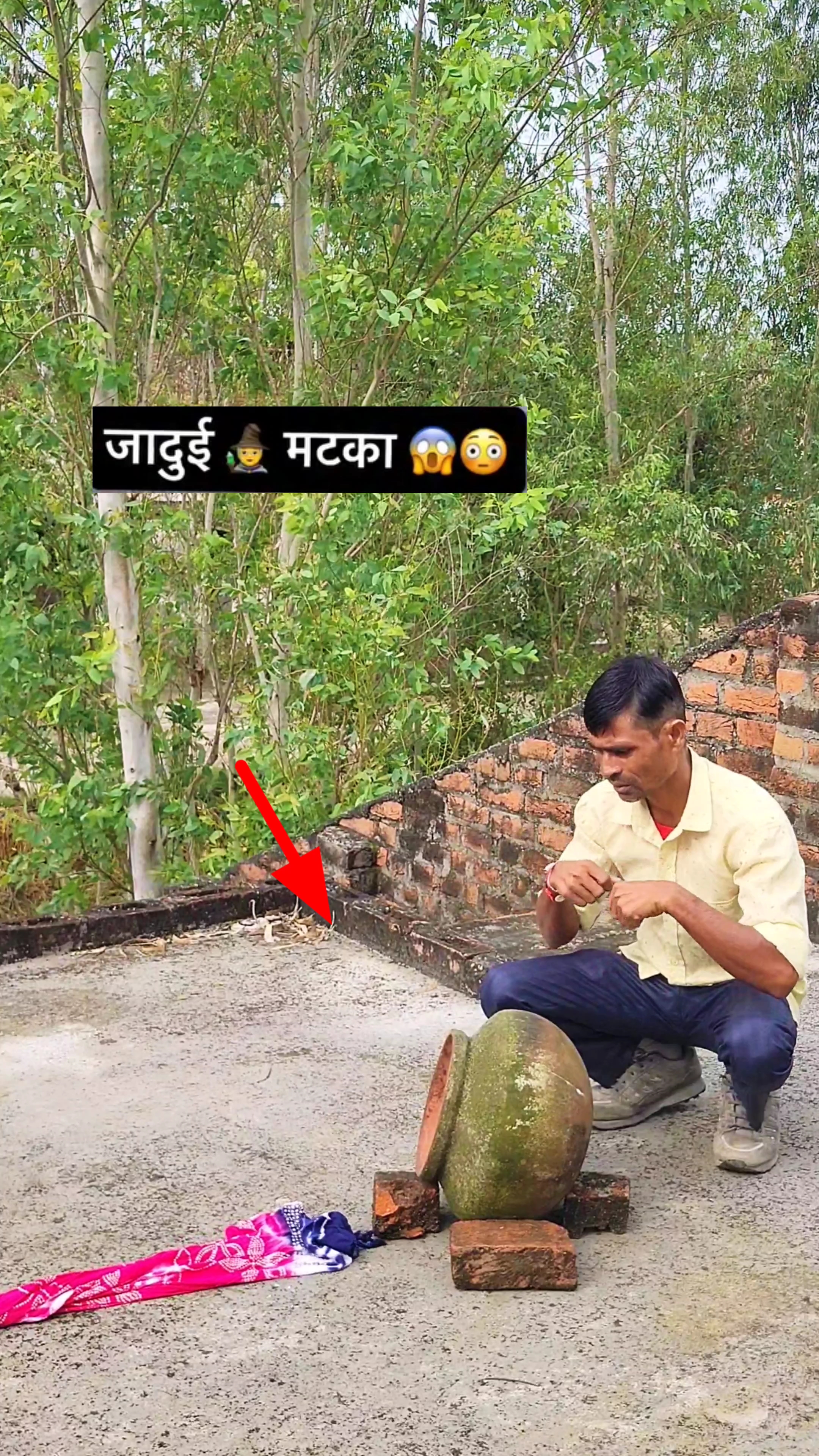 अनोखा मटका: अपने आप बढ़ने लगा लाल दुपट्टा! 🏺✨ रहस्यमयी कहानी 🤯📜#viral #vfx #vfxshorts #shorts