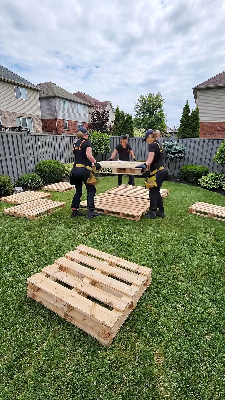 Watch this amazing backyard transformation! 😍 Simple wooden pallets are turned