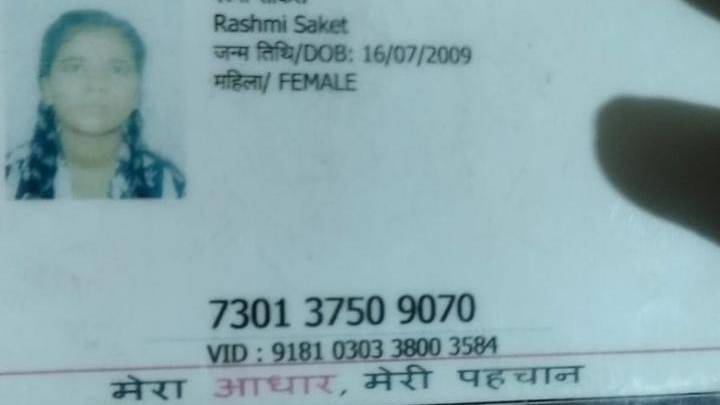 अंडे देते हुए मुर्गी