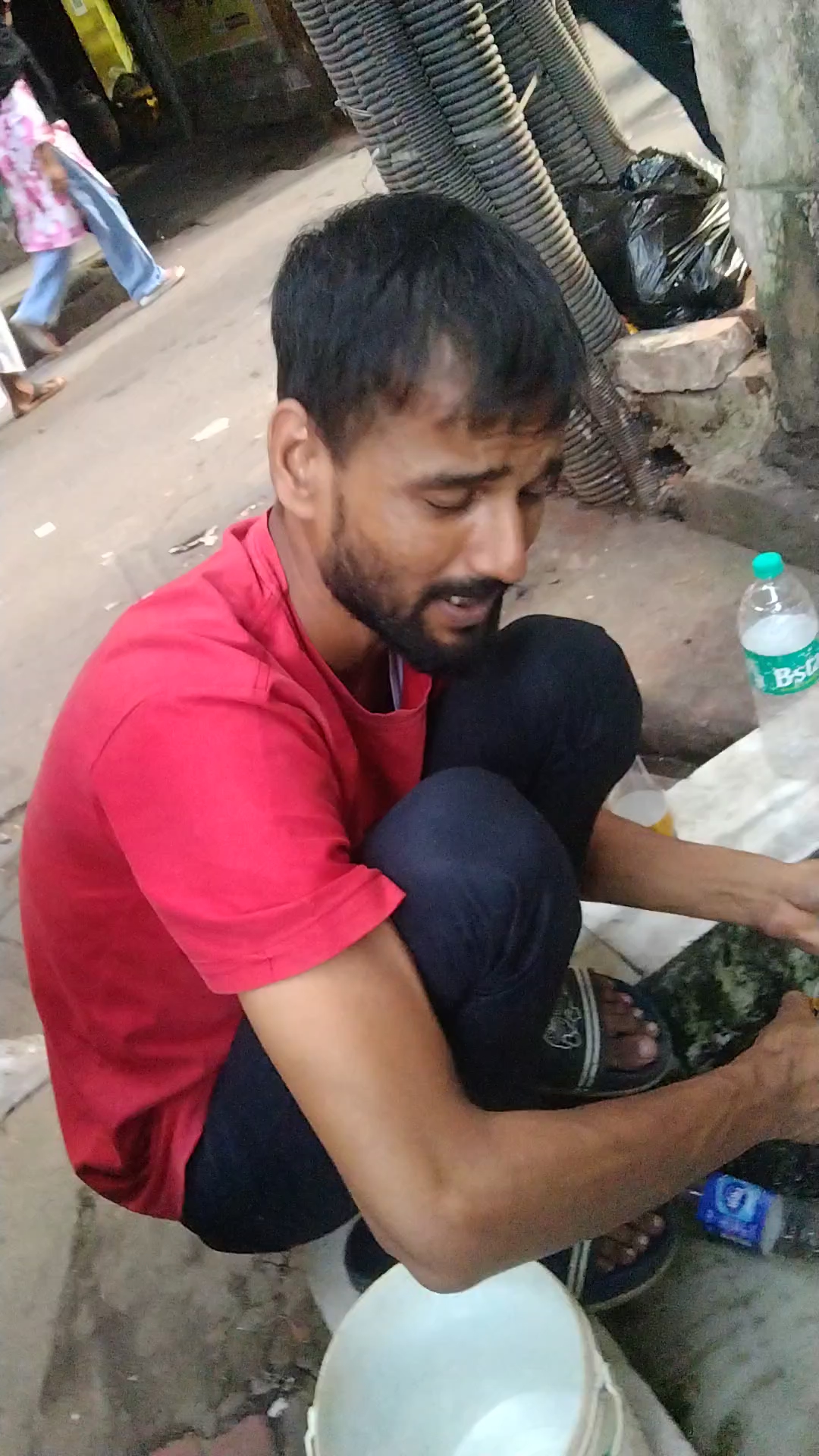 Ye banda paani ka nal tor dya 😂😂