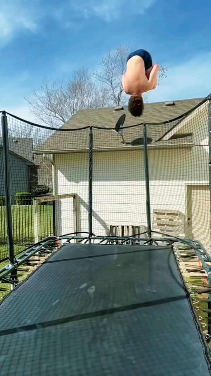 Bro Was Ready to Flex… But Life Had Other Plans! 😂🤣💀
#Shorts #FunnyFails #trendingreels #viral