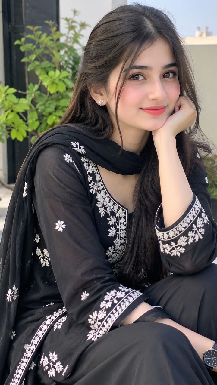 “हमने तो दिल से चाहा था तुम्हें, लेकिन तुमने हमें ही भुला दिया।
जिस इंसान के लिए हमने दुनिया छोड़ी,