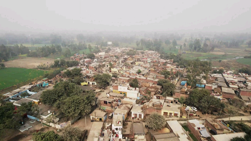 Aaj gaon me ek aisa naya rule aa gaya hai
jise sunke poora gaon hairaan reh gaya