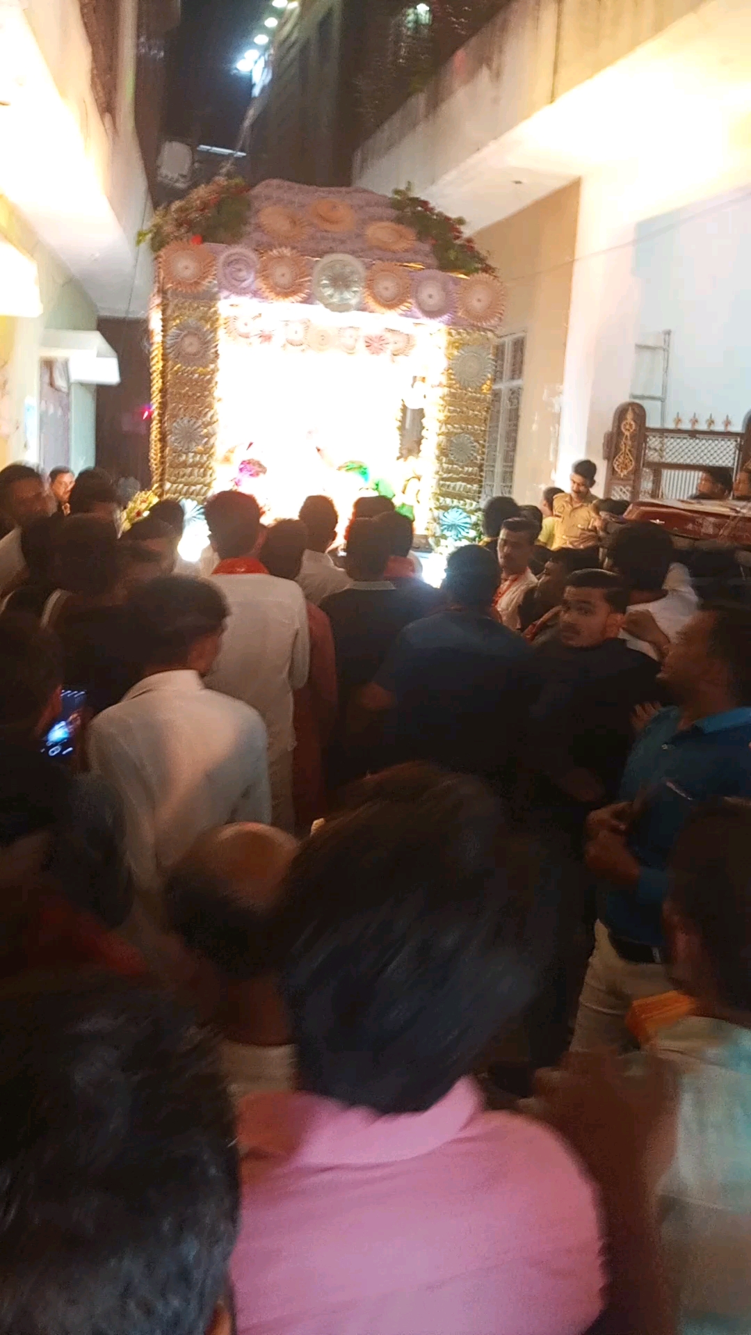 Paise se bana darbar